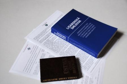 Srovnání Severoatlantická smlouva a návrh Evropské dohody na jedné stránce, Ústava české republiky v kapesním vydání, Lisabonská smlouva 508 stran.