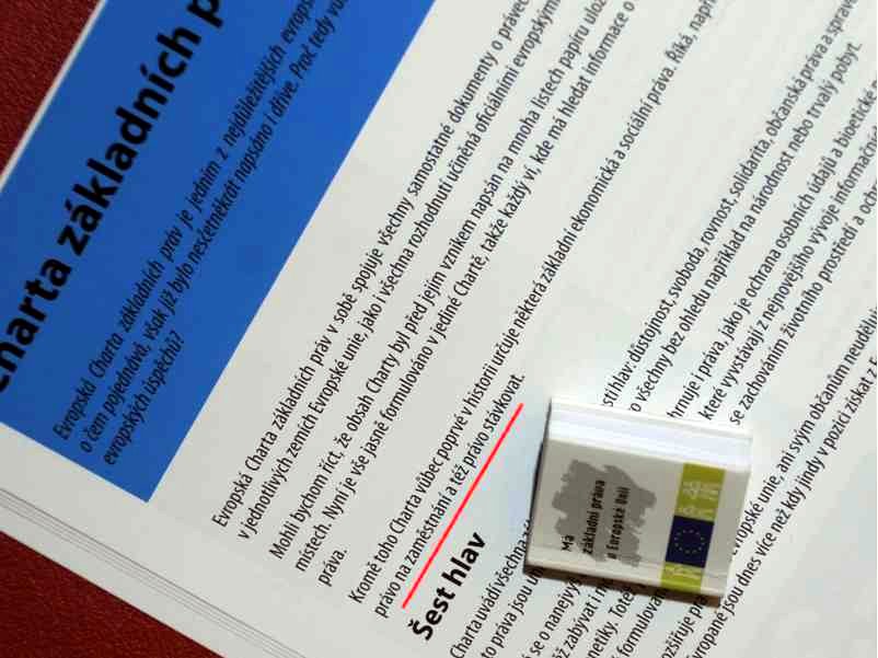 Oficiální materiály Evropské komise: 50 oblastí pokroku a miniaturní vydání Listiny základních práv EU. Oficiální materiály Evropské komise: 50 oblastí pokroku a miniaturní vydání Listiny základních práv EU.