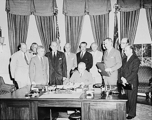 Truman_signing_the_North_Atlantic_Treaty