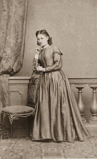 SchnirchovaLori5.jpg (15277 bytes)